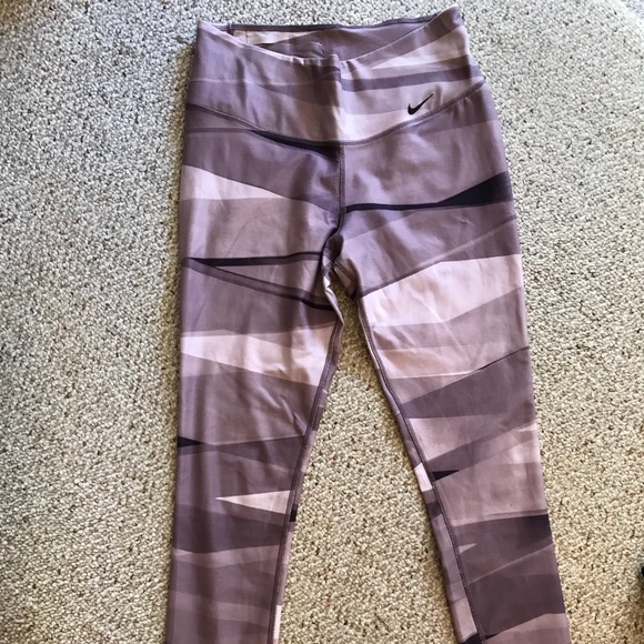 (SOLD) Nike Legend Leggings - Picture 2 of 3